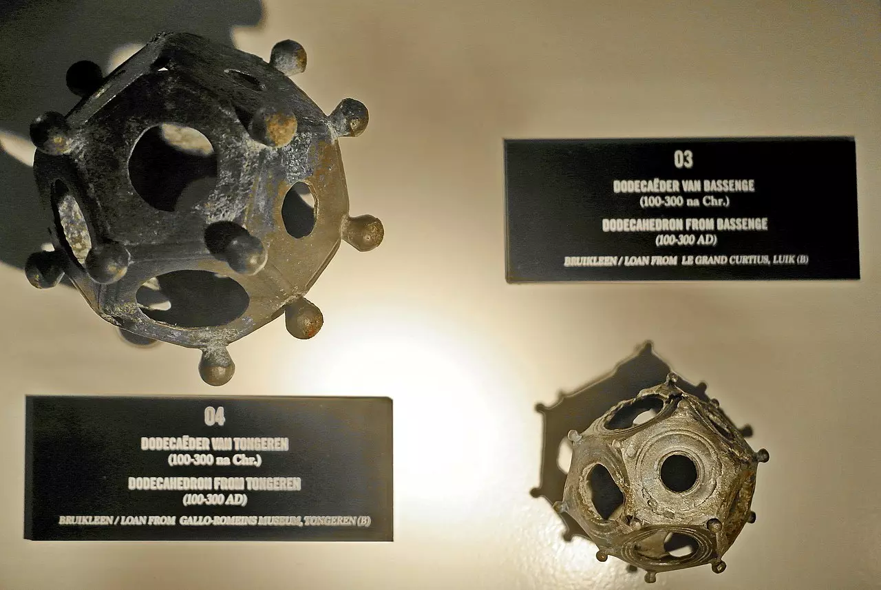 Objetos com mais de 3 mil anos com tecnologia que parecem feitos no século 20 3 decaendro%20romano