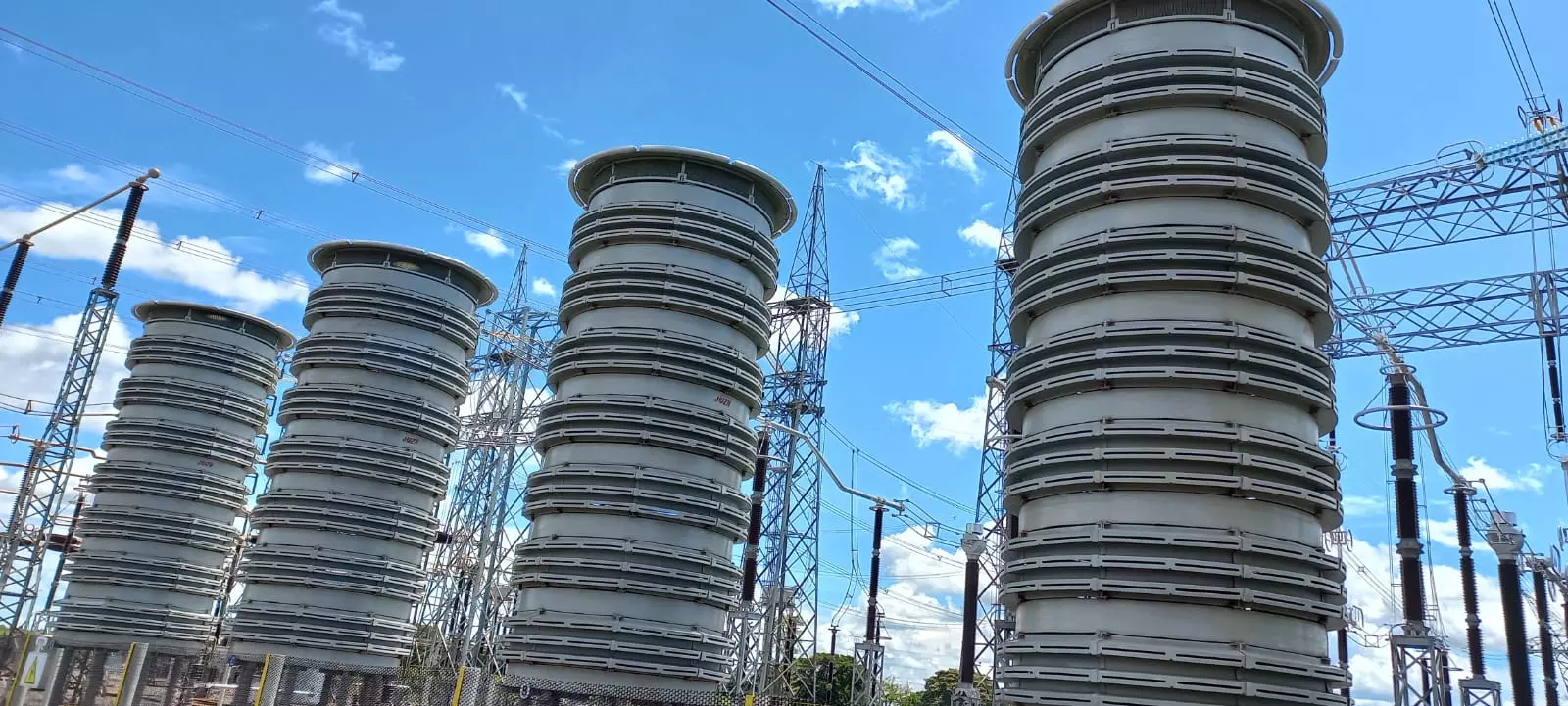 Análise do Campo elétrico e do campo magnético em reatores a seco para empresa State Grid em subestações de 500 kV no Estado de Goiás. Análise do Campo elétrico e do campo magnético em reatores a seco para empresa State Grid em subestações de 500 kV no Estado de Goiás.