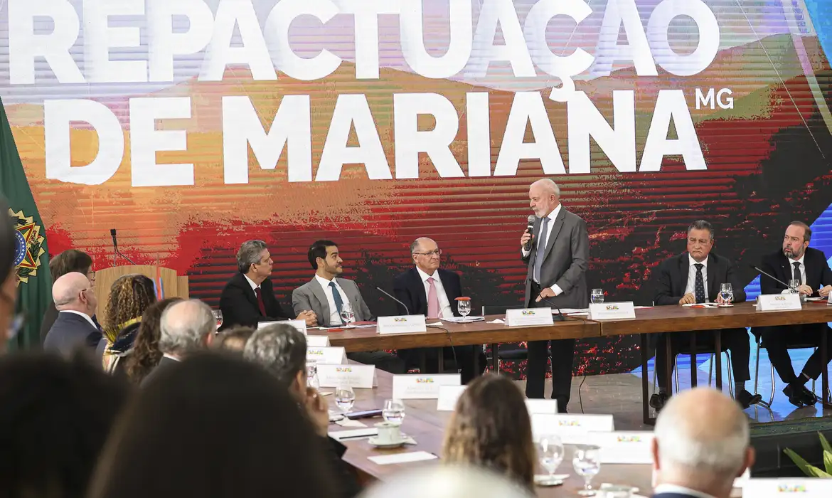 Tragédia de Mariana: governo e mineradoras assinam acordo de R$ 132 bi, Lula disse que é preciso que o poder público acompanhe ações de perto