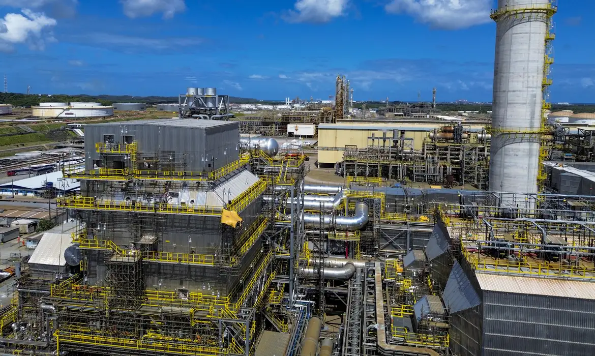 Refinaria da Petrobras vai transformar poluente em produto rentável com venda do ácido sulfúrico e aumento de refino do diesel S-10, tido como mais limpo