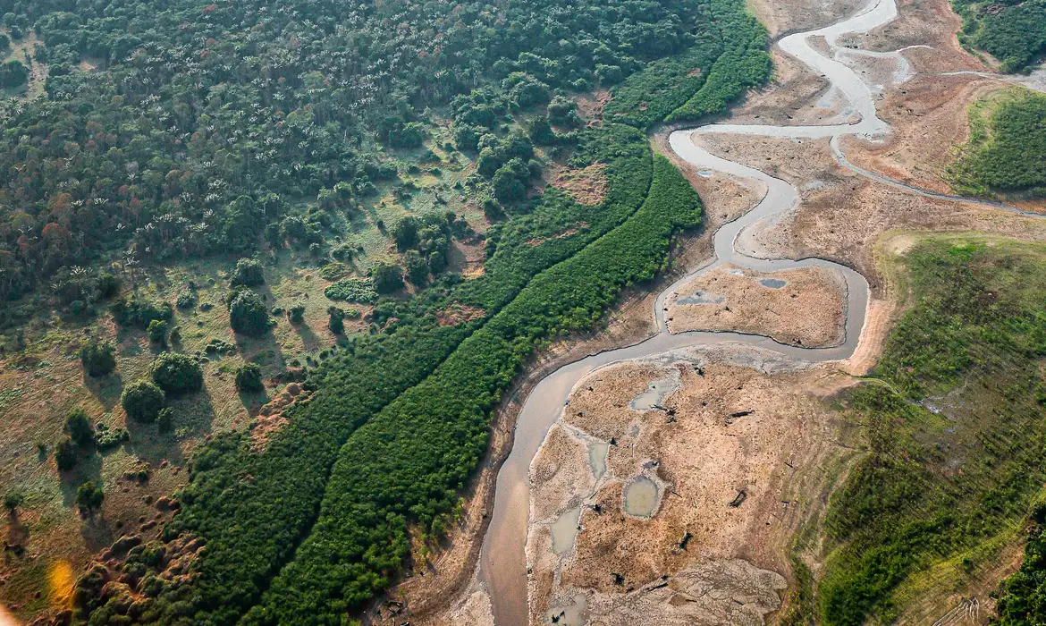 Amazônia: Rio Amazonas enfrenta a pior seca da história com níveis de água baixíssimos, como nunca se viu antes, impactos da atividade preocupam especialistas e a população local