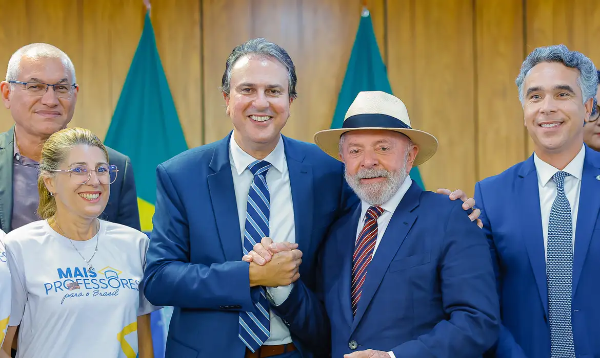 Lula lança Pé de Meia para Licenciaturas com bolsa mensal de R$ 1.050 para estudantes de graduação que ingressem em cursos via Sisu