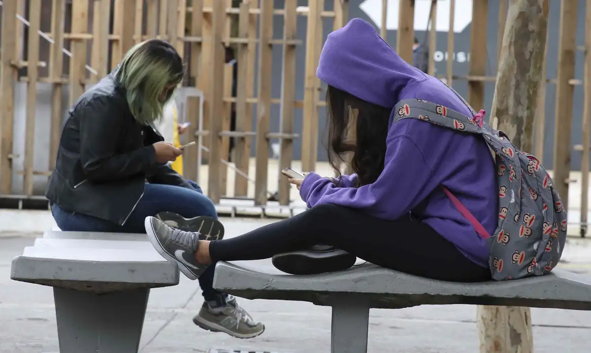 Educação/Tecnologia: Saiba como redes de ensino que proíbem celulares aplicam as regras