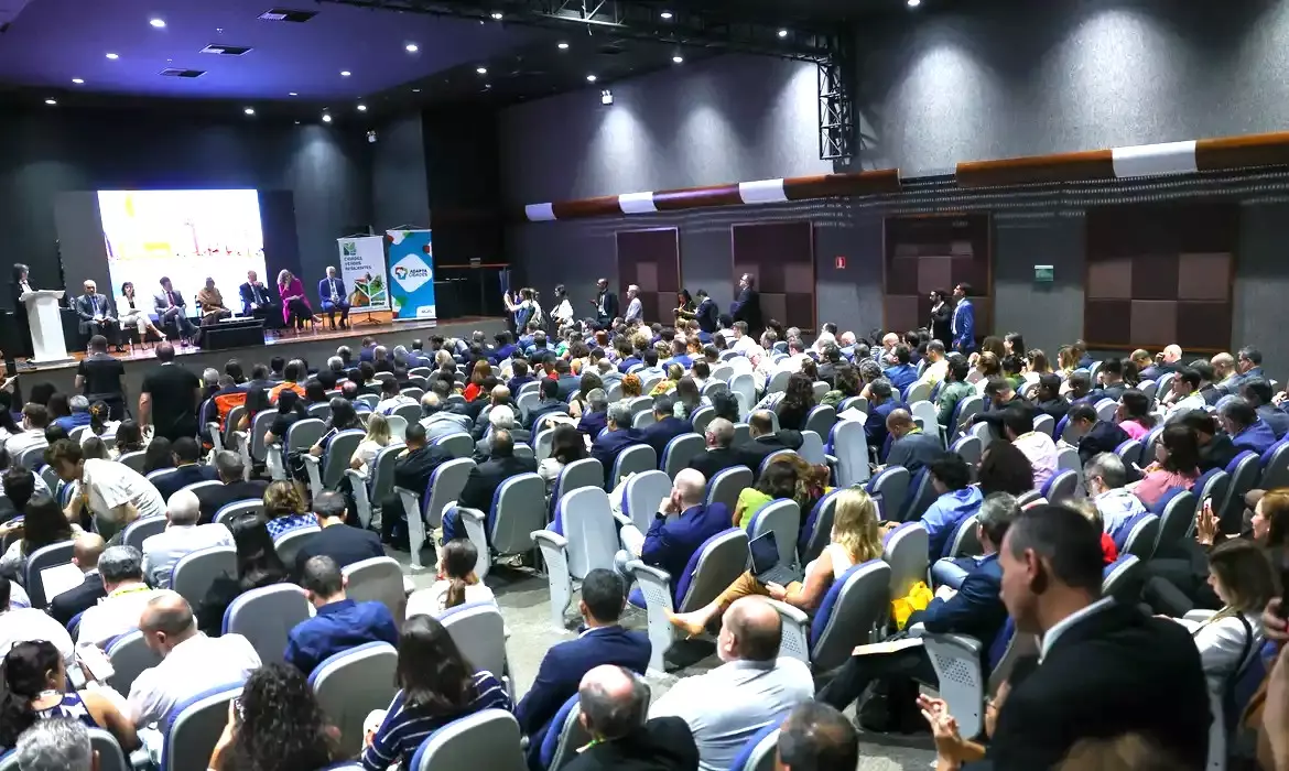 Mais de 3,3 mil prefeitos participam do encontro nacional em busca de apoio aos municípios para enfrentar mudanças climáticas