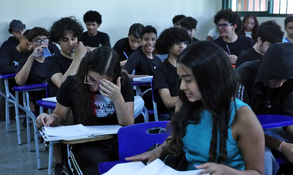 Incentivo à permanência na escola: Pé-de-Meia será depositado na conta de alunos a partir de terça-feira, estudantes que concluíram o terceiro ano em 2024 poderão sacar o valor