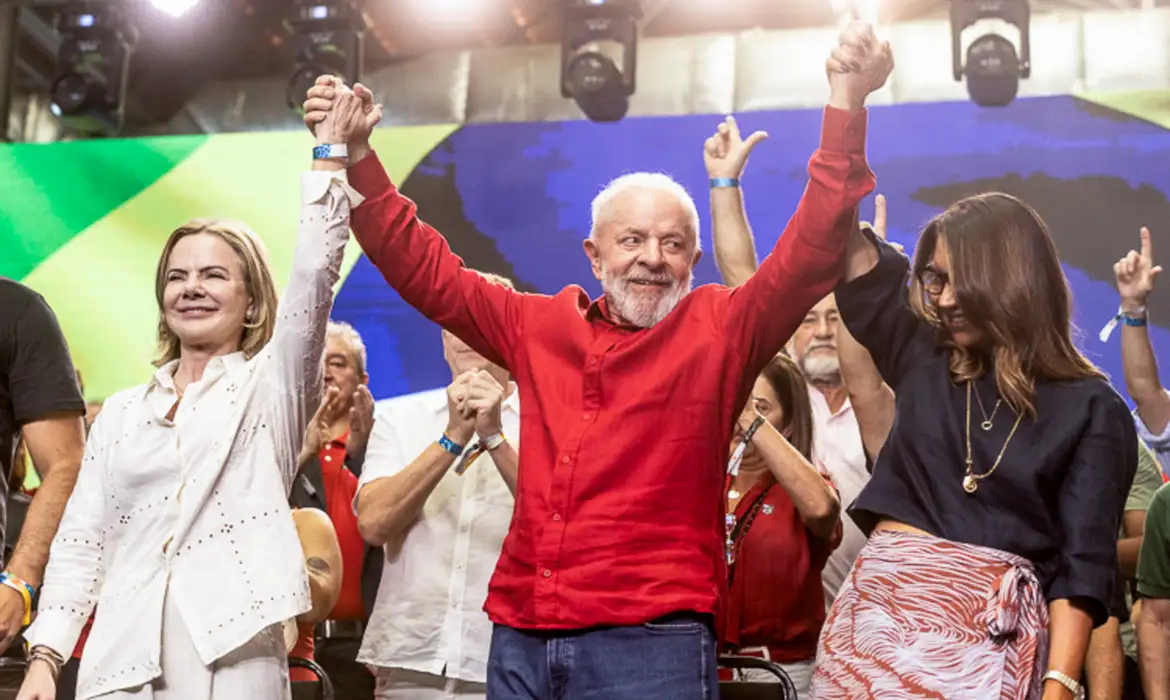45 anos do PT: Lula pede democracia, diz que Trump não foi eleito para ser xerife do mundo, que militantes combatam fake News e que a democracia é um valor inegociável