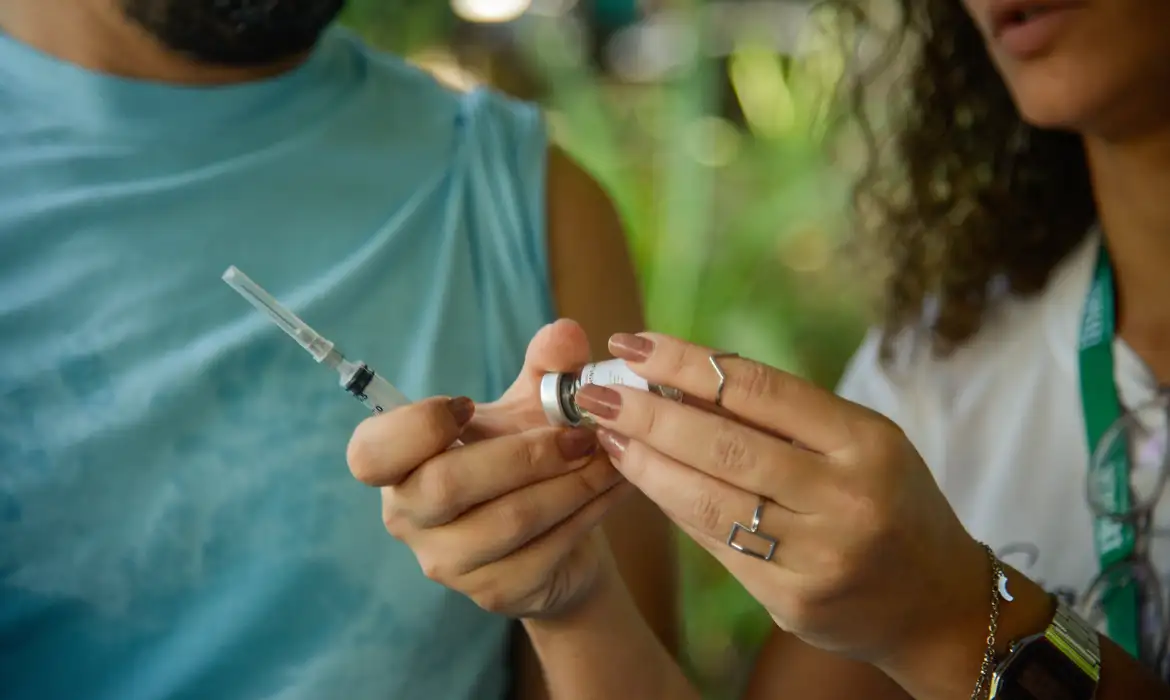 Entenda a relação entre a infecção por VSR e a bronquiolite, semelhantes aos de um resfriado comum