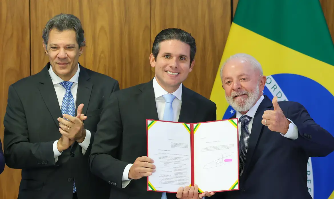 Lula entrega projeto de isenção de IR para quem ganha até R$ 5 mil, ``vamos elevar o patamar de vida do povo brasileiro’´, disse o presidente
