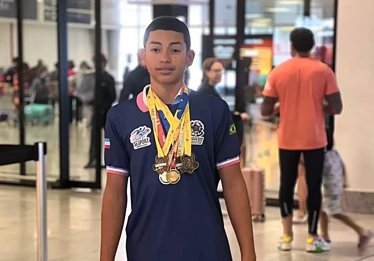 Nadador paralímpico de Guarapari Miguel Piannissolla Ferreira de 13 anos representa o Brasil nos Jogos Mundiais Escolares Sub-15, na Sérvia