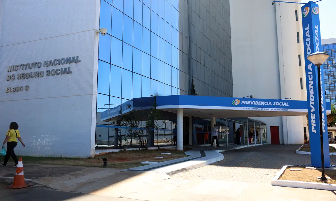 INSS: 13º antecipado injetará R$ 73,3 bi na economia, quem ganha um salário mínimo começa no próximo dia 24; veja calendário