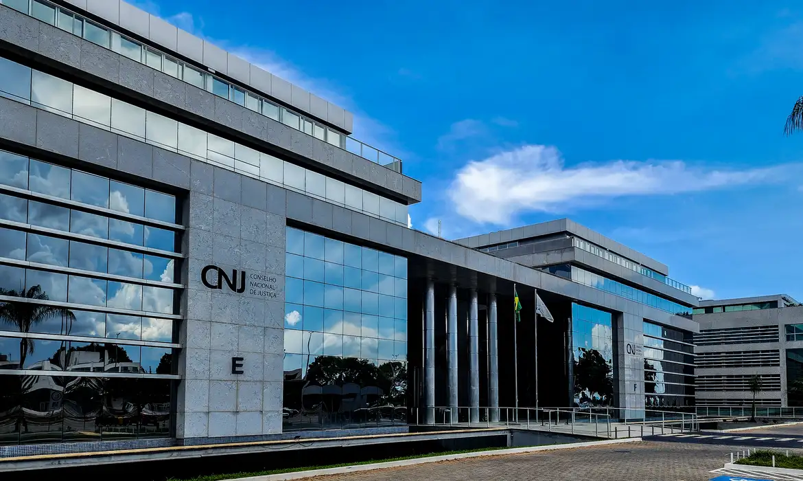 CNJ afasta desembargador por mensagens de apoio a Bolsonaro, tráfico de influência, paralisação irregular de processos e de não comunicar suspeição em processos onde uma familiar atuava como advogada