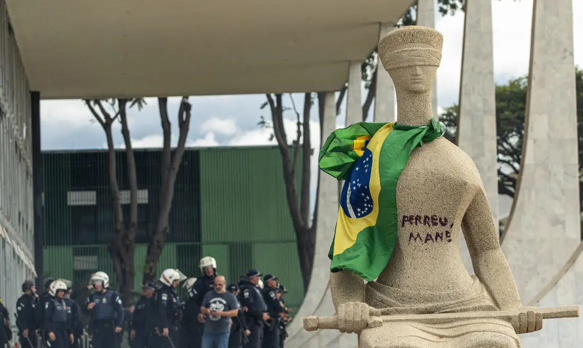 STF condena mulher que pichou estátua a 14 anos de prisão, Débora foi condenada por cinco crimes, inclusive golpe de estado