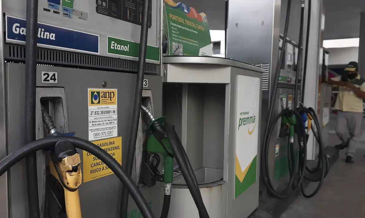 Governo Lula: Petrobras reduz preço da gasolina A para as distribuidoras, entra em vigor nesta terça-feira (3)