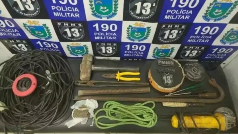 Bandidos invadem agência dos Correios pelo teto e acabam presos pela PM em Água Clara.