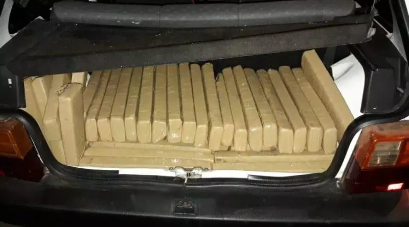 Perseguição na MS-180 termina com traficante abandonando carro com maconha avaliada em R$ 2 milhões