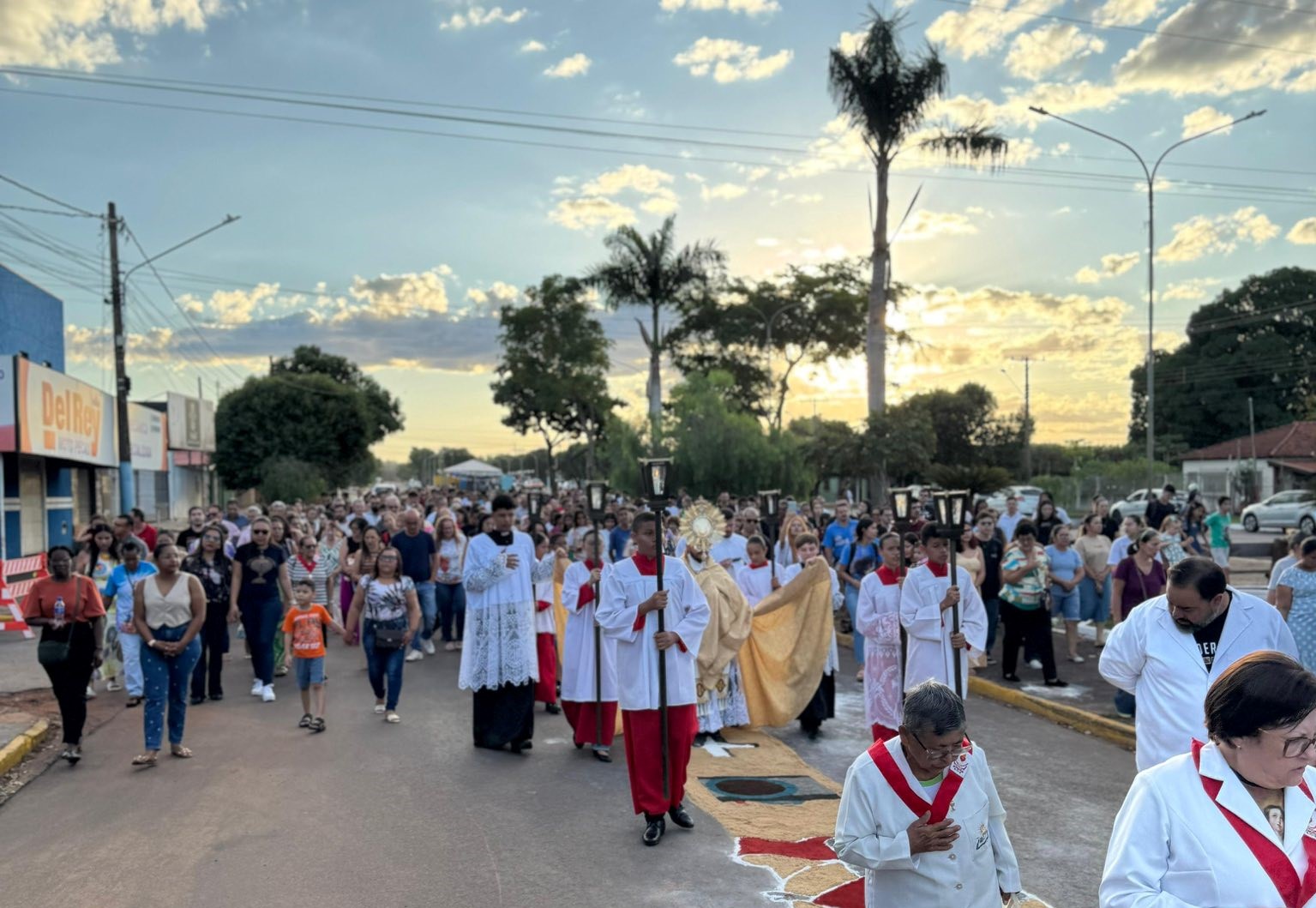 Corpus Christi reúne fiéis em celebração de fé e tradição em Ribas do Rio Pardo