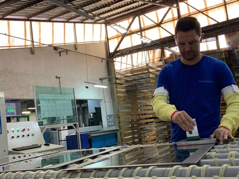 Tecglass em Botucatu abre vagas de emprego; confira como se candidatar