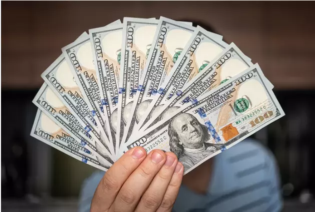 Dólar Fecha em Alta Após Declarações de Lula e Ministro, Elevando Temores Fiscais
