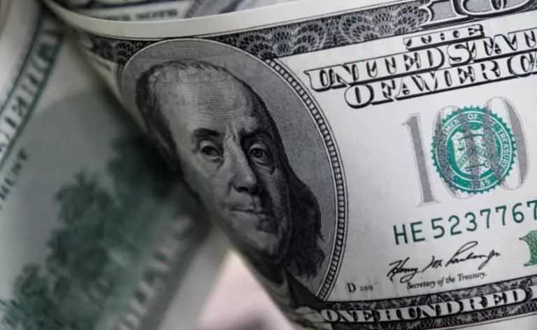 Dólar dispara mais de 1% e fecha acima de R$5,85 em meio a temores de recessão nos EUA