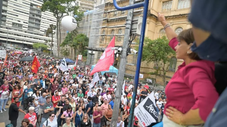 Professores da rede estadual de SP aprovam greve para abril