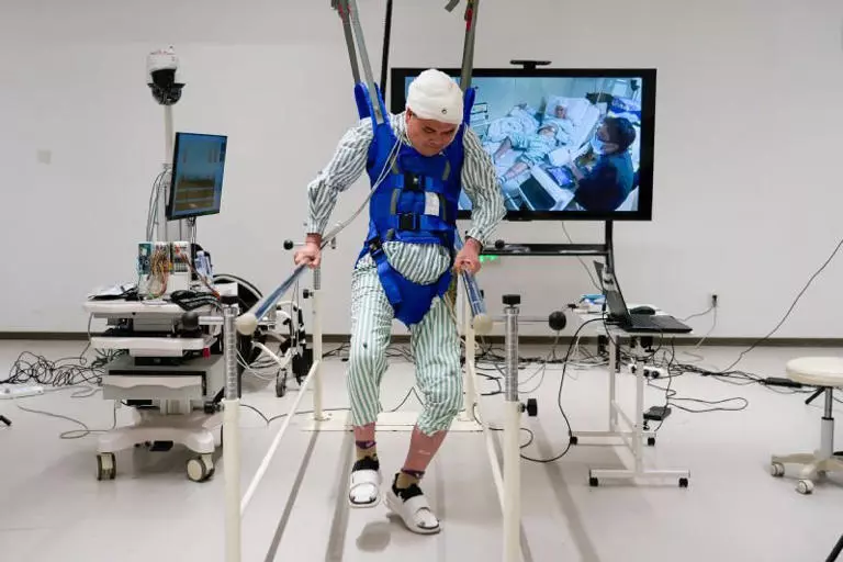 Pacientes paralisados voltam a andar após implante cérebro-espinhal inovador feito na China