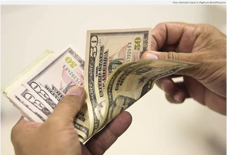 Dólar tem leve alta na abertura com tarifas de Trump em foco