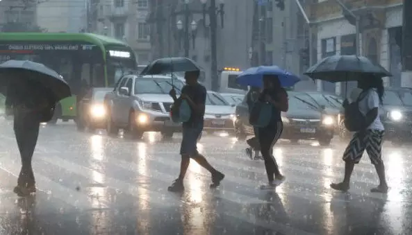 Fim de semana deve ser de frio e chuvas intensas, diz previsão