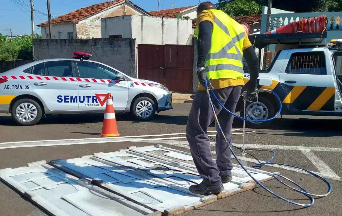 Semutran realiza sinalização em 12 bairros em Botucatu