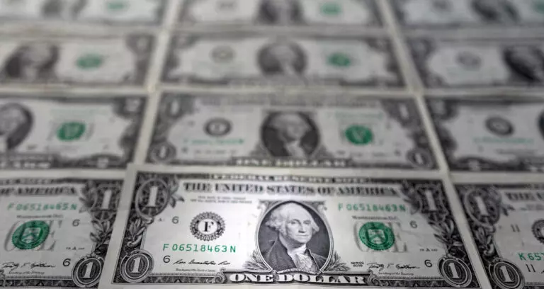 Dólar reverte alta e despenca com suspensão de tarifas por 90 dias; Bolsa dispara mais de 3%