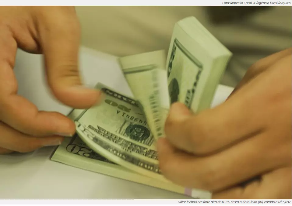 Dólar fecha em forte alta, e Bolsa tem queda frente a cautela sobre guerra de tarifas entre EUA e China