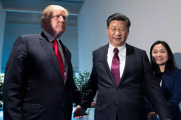 China retalia os EUA, eleva tarifas para 125%, mas diz que disputa se tornará ‘piada’ histórica