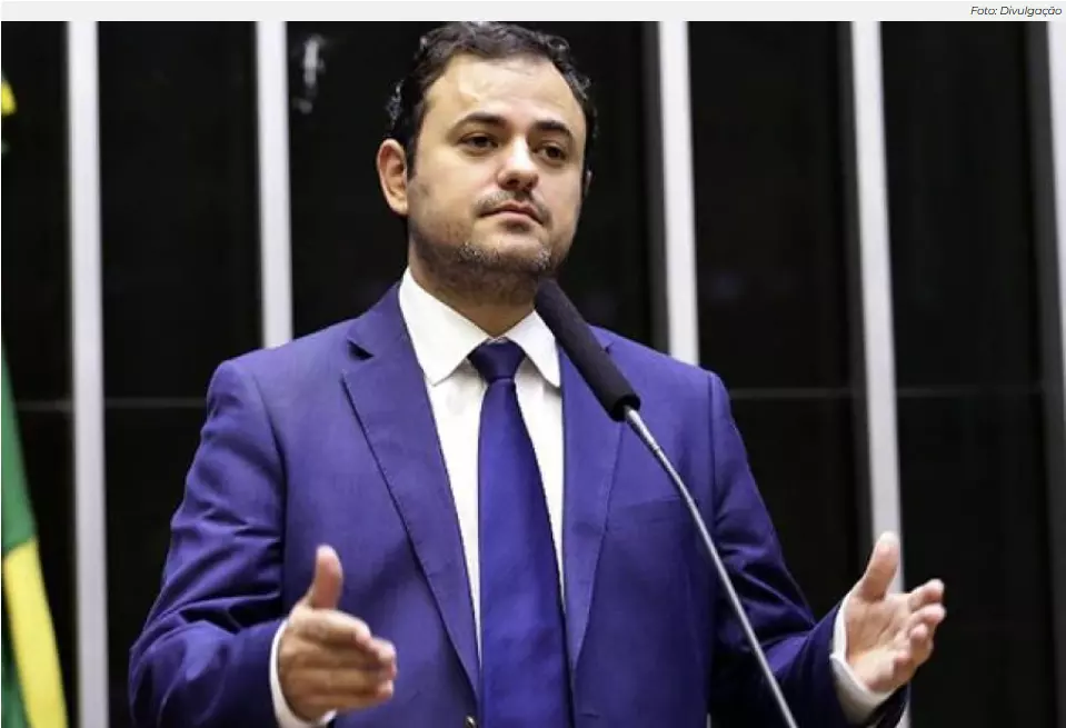 Glauber Braga dorme no plenário da Câmara e diz ter perdido dois quilos em protesto