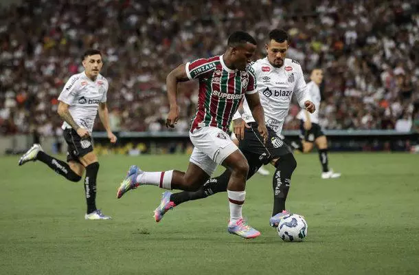 Fluminense marca no fim e vence o Santos no retorno de Neymar