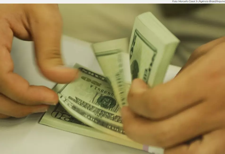Dólar abre estável com expectativa sobre guerra tarifária