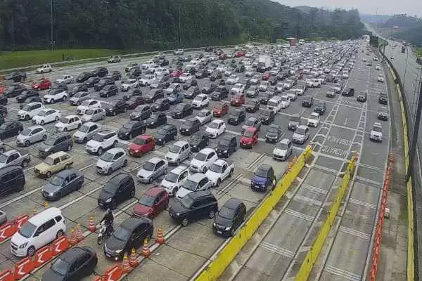 Rodovias que levam ao litoral e interior de SP registram congestionamento no feriado de Sexta-Feira da Paixão; acompanhe a situação