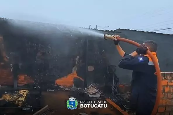 Defesa Civil de Botucatu atua em combate a incêndio e retirada de árvore em risco