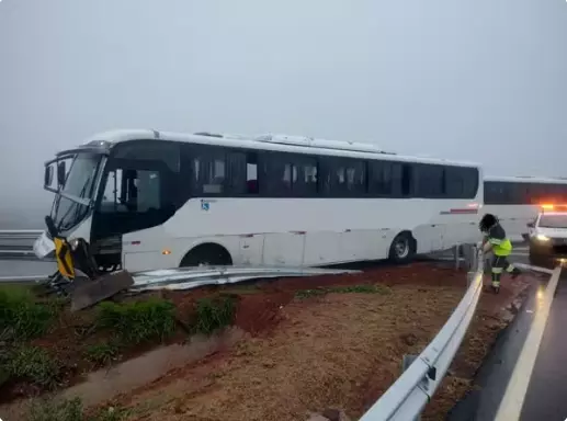 Acidente com ônibus na saída para a Marechal Rondon causa bloqueio temporário e lentidão no trânsito
