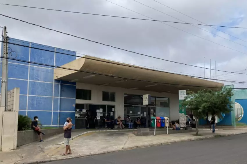 Com garrafa quebrada, homem fere gestante no rosto em Bauru