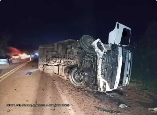 Acidente entre carro e caminhão deixa um morto na SP-255 em Taquarituba