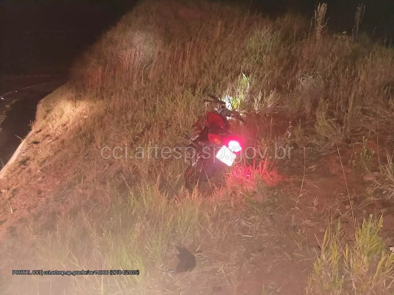 Motociclista morre em colisão contra barranco em Botucatu