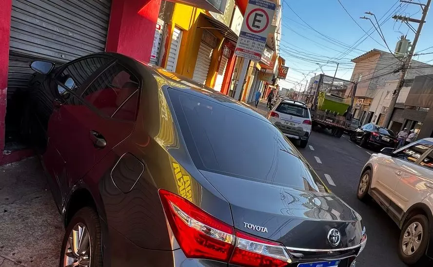 Carro perde o controle e invade fachada de lanchonete no centro de Botucatu
