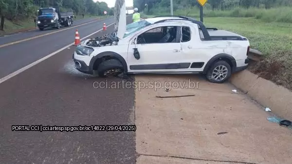 Carro capota após colisão com ônibus na SP-255 em Botucatu