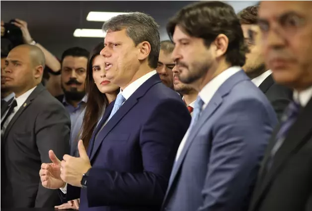 O Governo de São Paulo enviou um projeto de lei que propõe um aumento salarial de 5% para diversos servidores, incluindo os militares, que beneficiará mais de 925 mil servidores públicos.