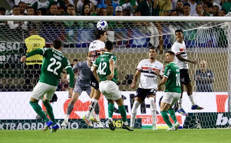 São Paulo perde para o Palmeiras com gol no fim, mas torcida elogia o zagueiro Ruan