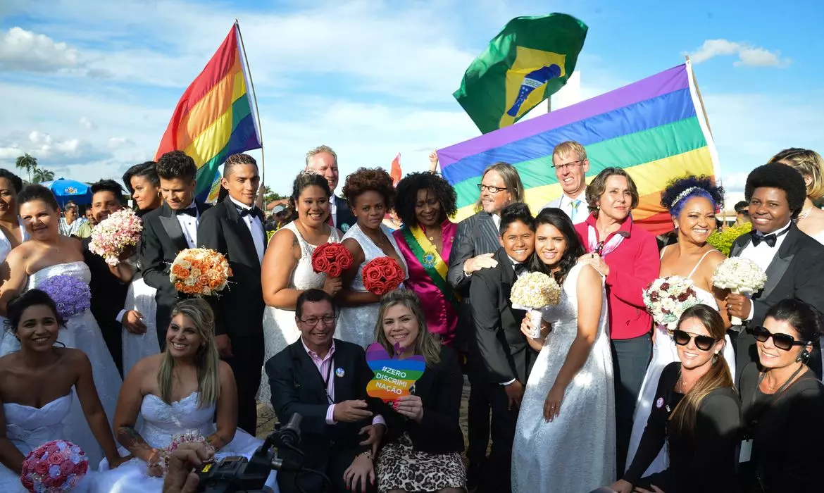 Casamentos entre mulheres batem recorde histórico no Brasil em 2023