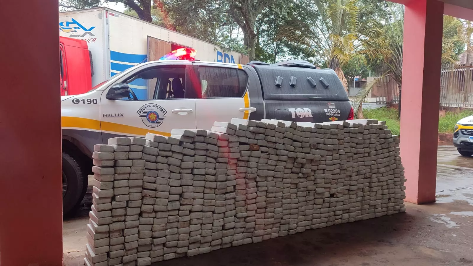 PM encontra mais de 600 kg de maconha em teto de caminhão em Campinas /SP