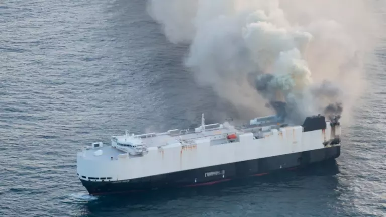 Navio com carros elétricos pegando fogo é abandonado no Pacífico