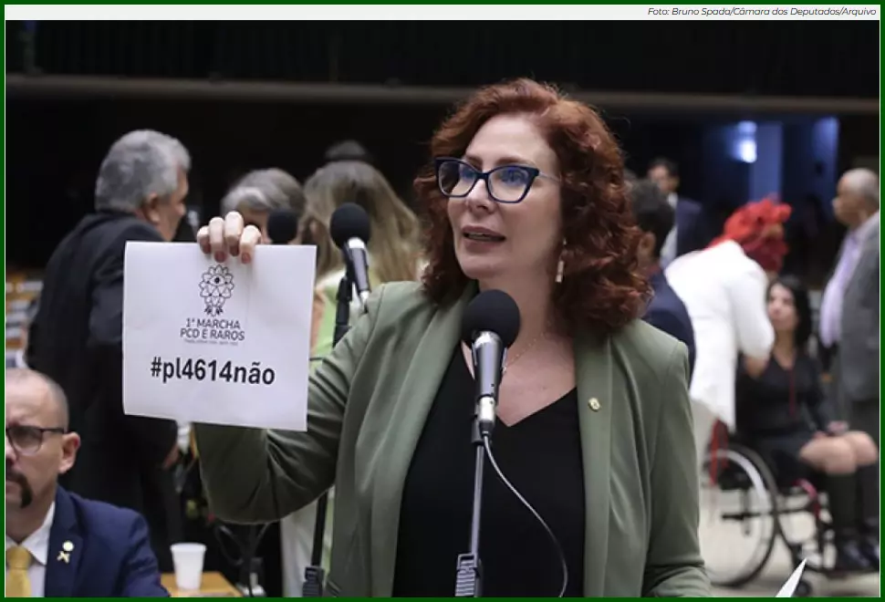 Câmara dos Deputados bloqueia pagamentos ao gabinete de Carla Zambelli