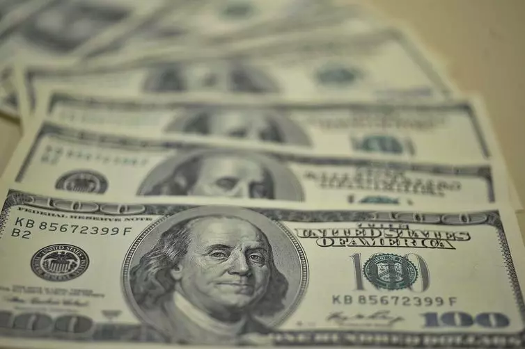 Ataque de Israel: petróleo atinge maior valor em três anos e dólar avança