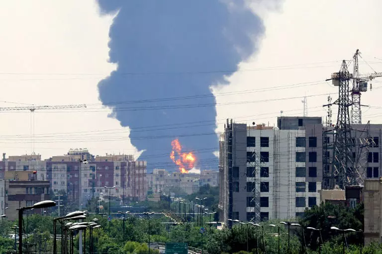 Irã e Israel prosseguem com ataques no quarto dia de conflito